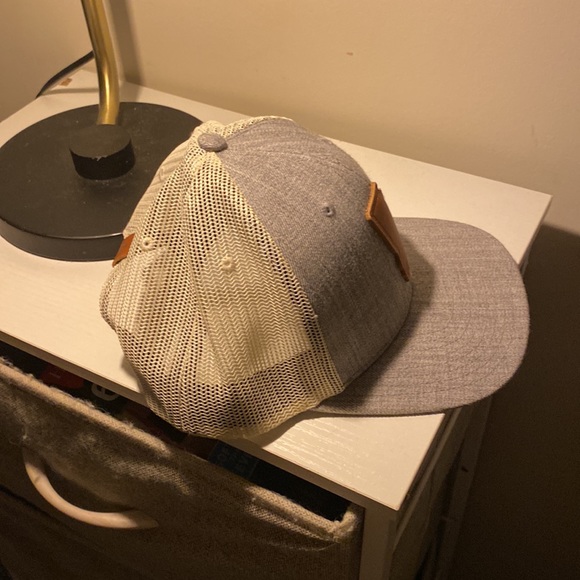 Ga grey and white mesh snap back hardly ever worn snap back have two or the sam - Picture 5 of 5